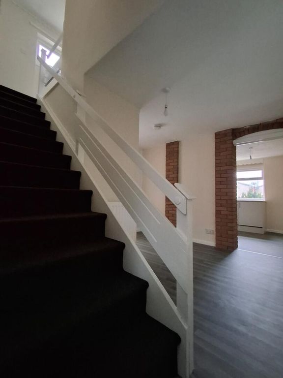 Property photo 3 of 14 Hallway