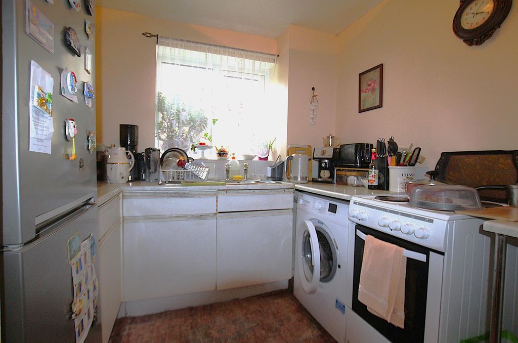 Property photo 3 of 7 Kitchen