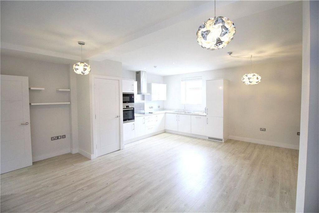 Property photo 3 of 9 Gordon Place 5