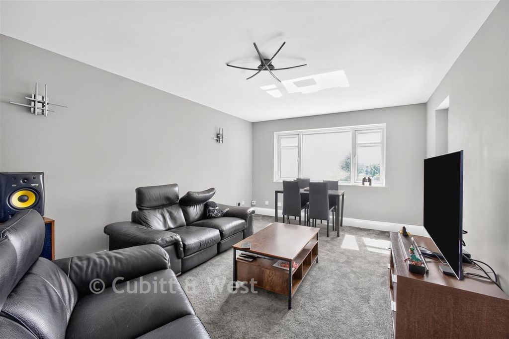 Property photo 2 of 11 Lounge