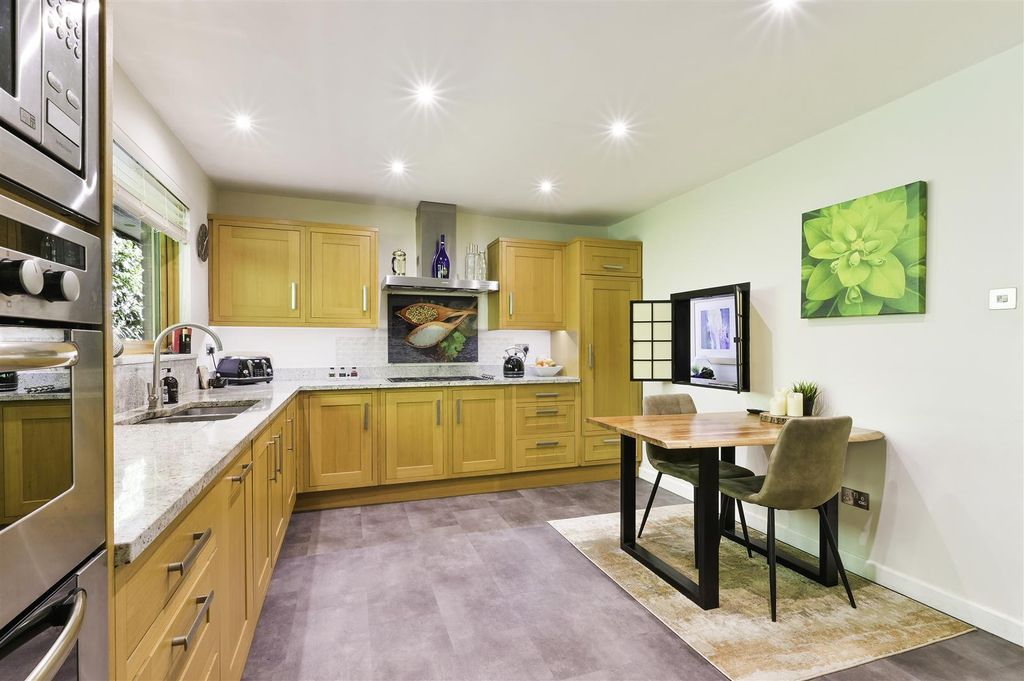 Property photo 2 of 29 Silver Close, 4- (17).Jpg