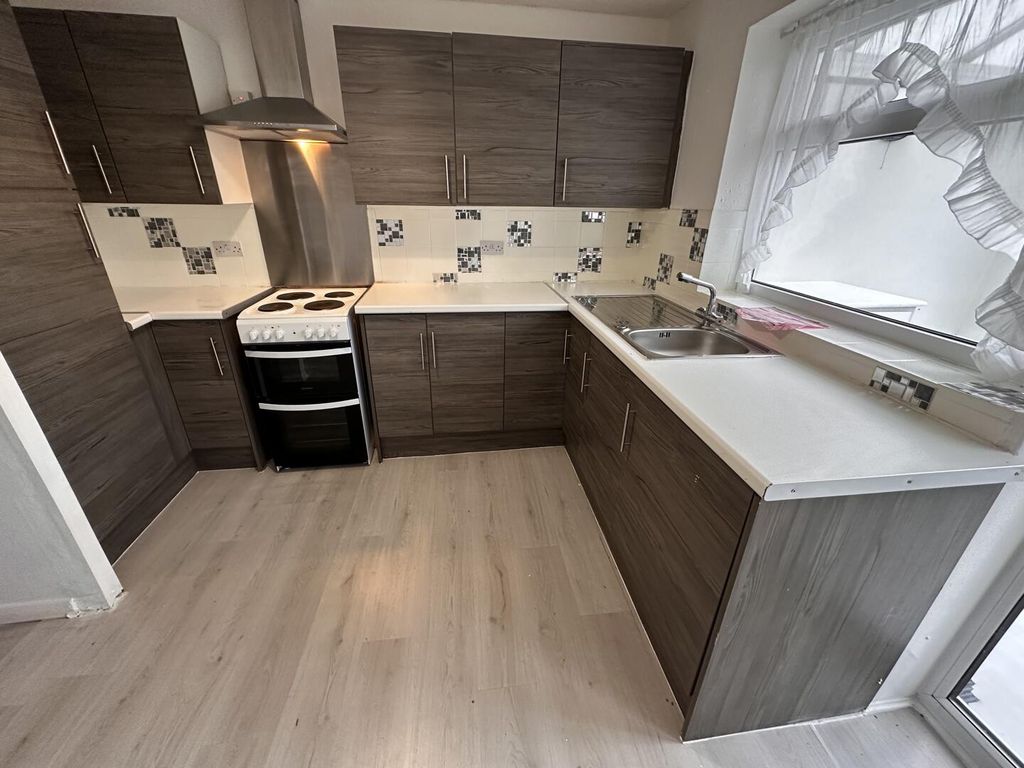 Property photo 3 of 10 Kitchen