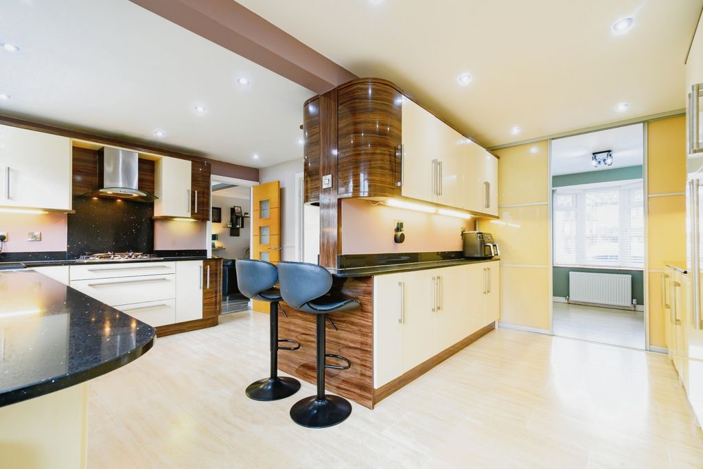 Property photo 3 of 15 Kitchen/Breakfast