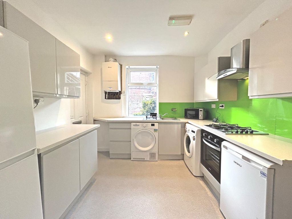 Property photo 1 of 11 Kitchen
