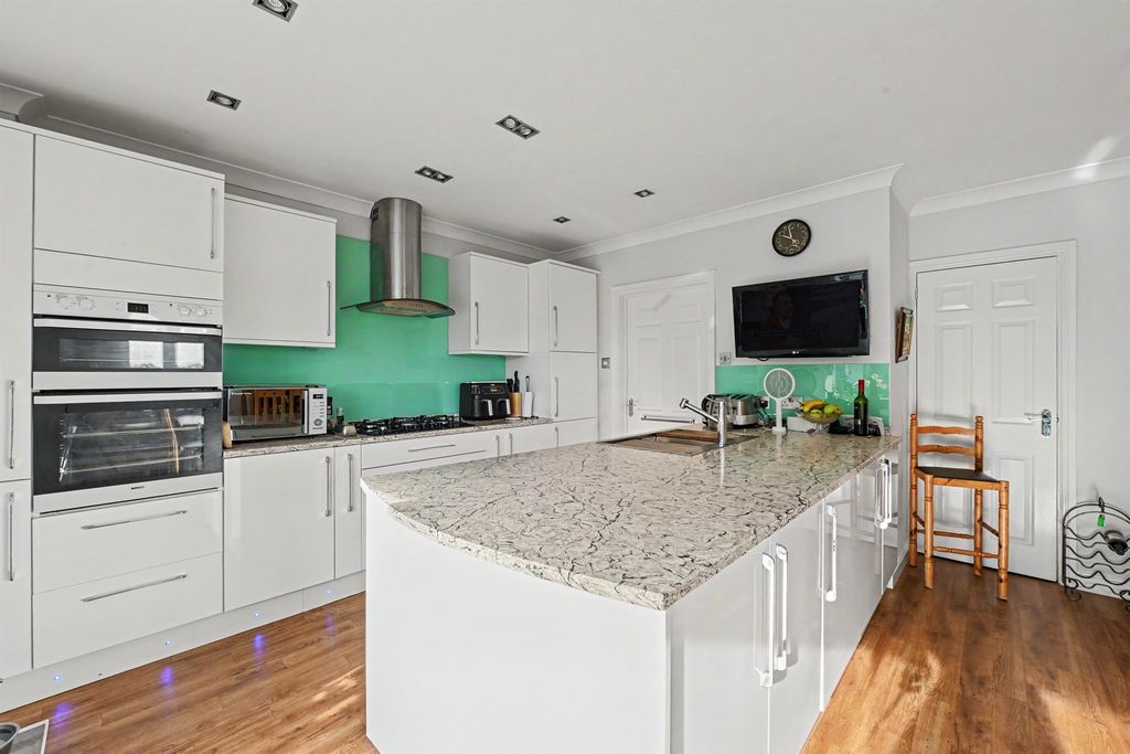 Property photo 2 of 24