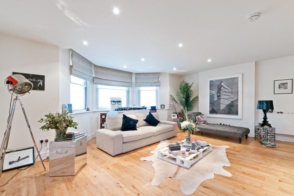 Property photo 1 of 9 Reception (Main)