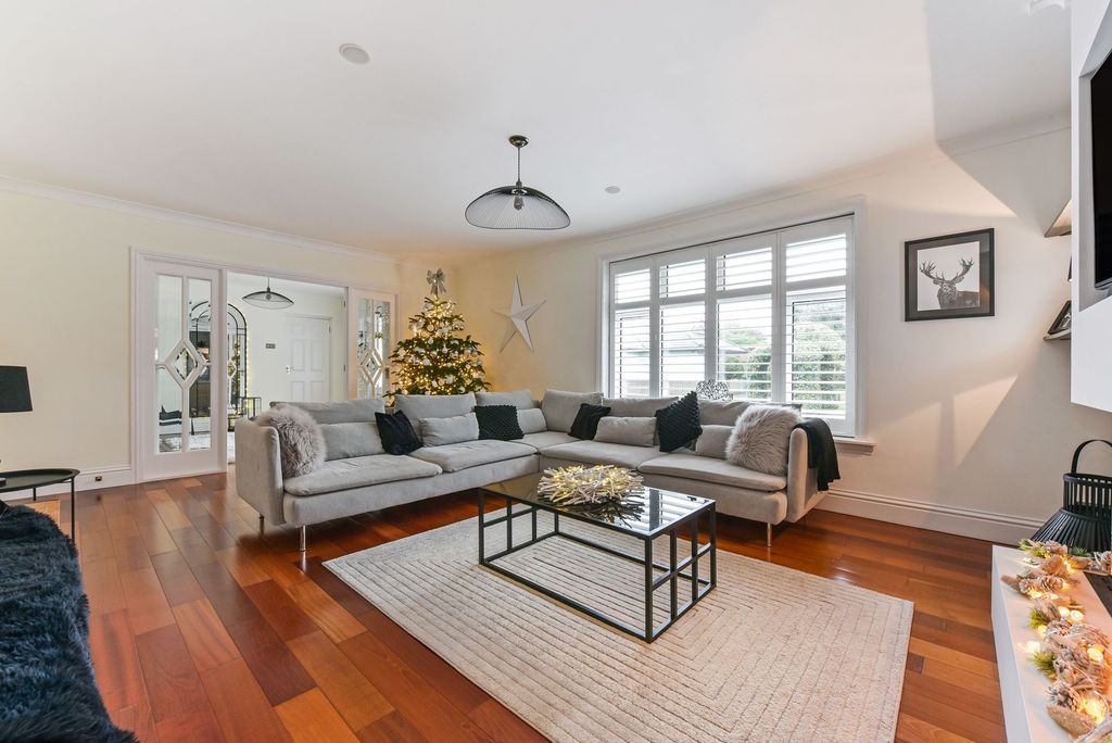 Property photo 2 of 81 Sitting Room