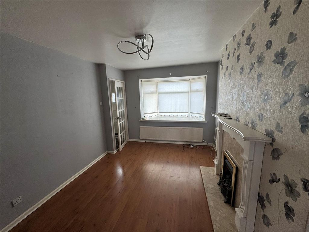 Property photo 3 of 10 Lounge