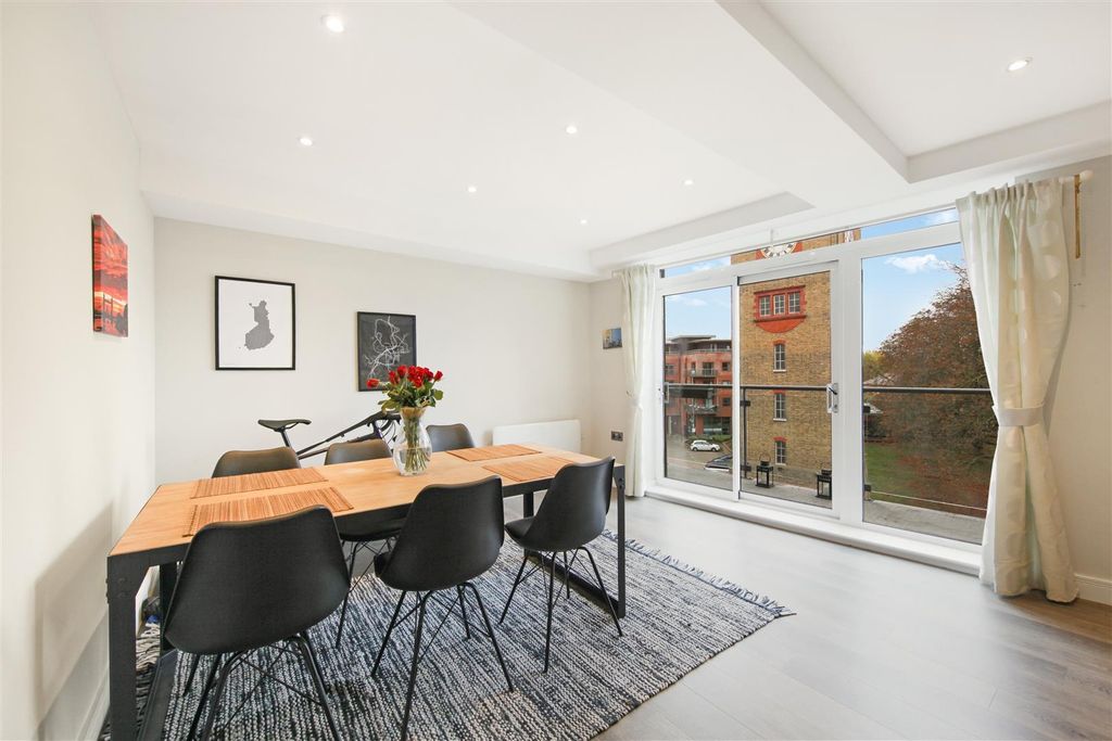 Property photo 1 of 17 Kingswood Court - Pp2Le2Frit6Tm85Nxqgx.Jpg