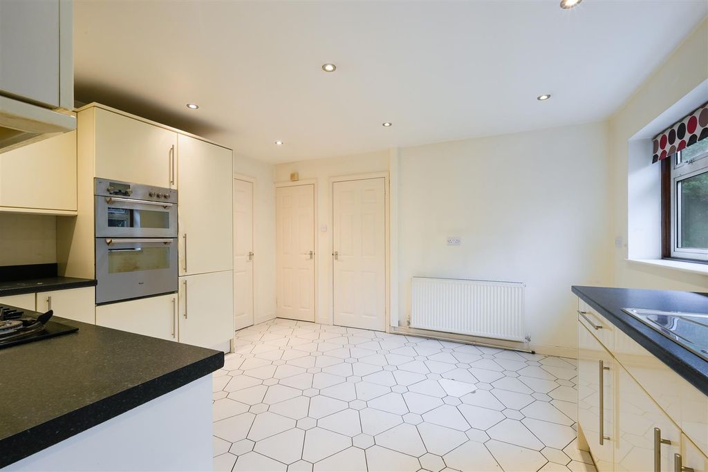 Property photo 3 of 29 Bosnor Drive, 1 - (11).Jpg