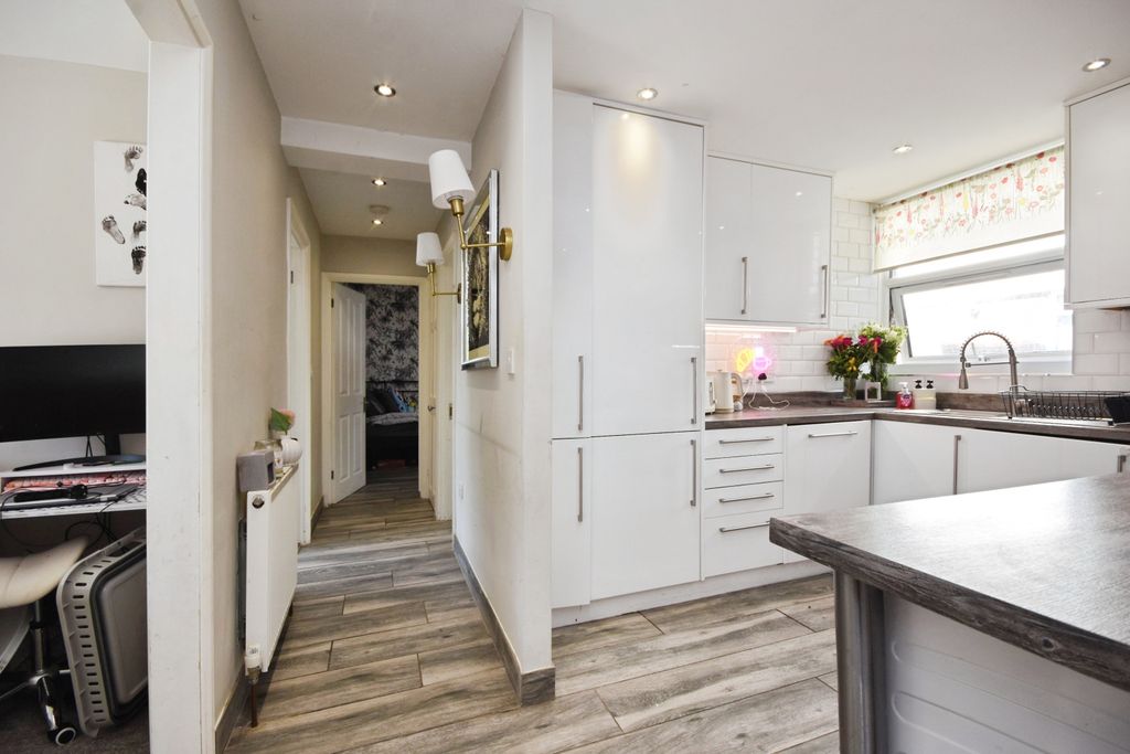 Additional image 7 of 2 bed flat for saleTower Hill, Brentwood CM14