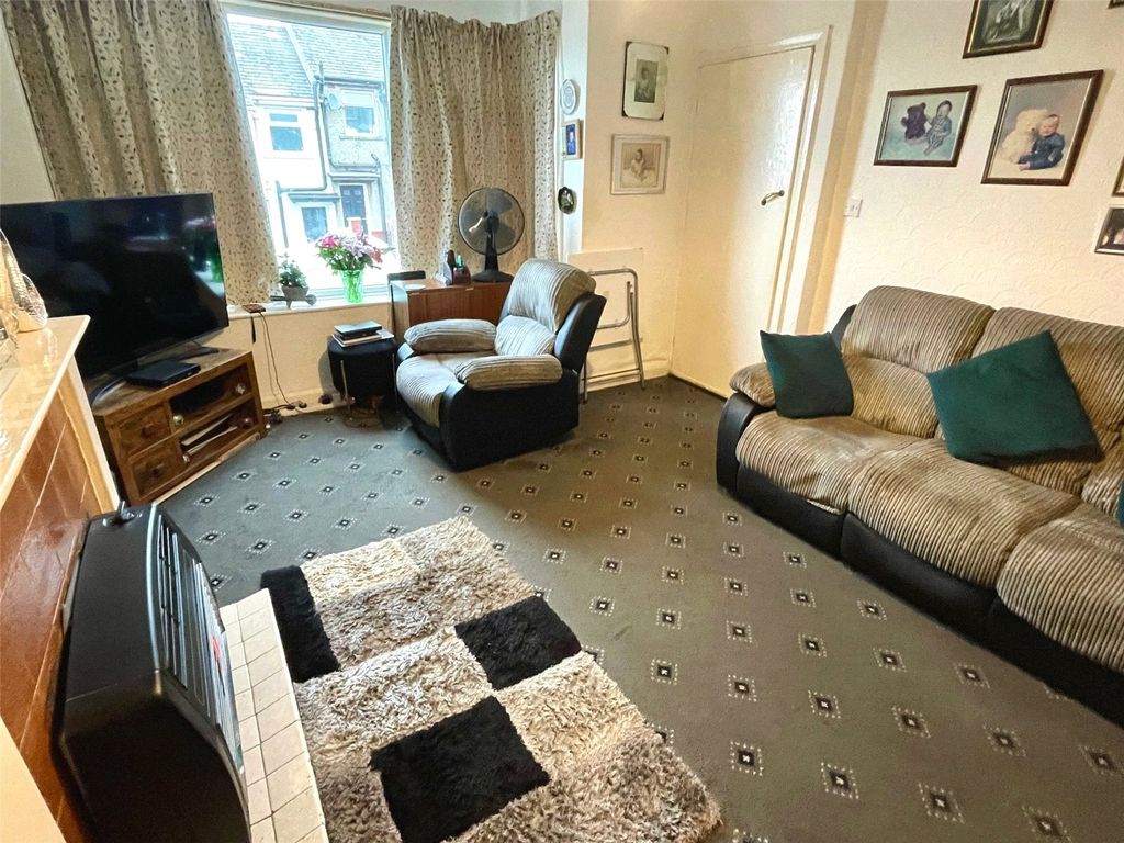 Property photo 3 of 12 Lounge