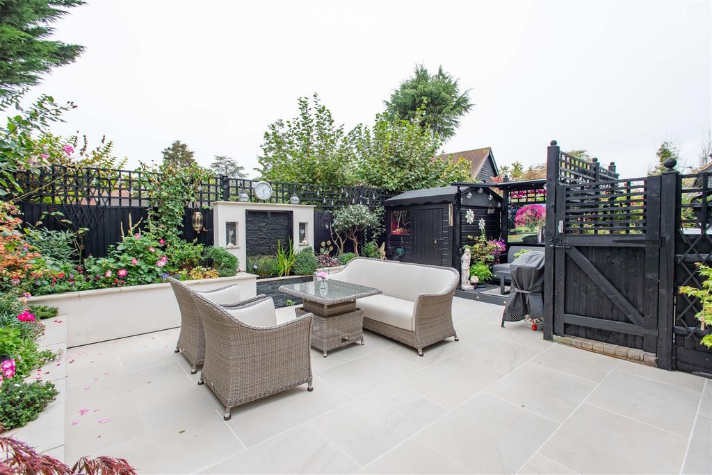 Property photo 3 of 13 2025.10.14 - 4 Alma Barn Mews, Br6 7Fe-2547.Jpg