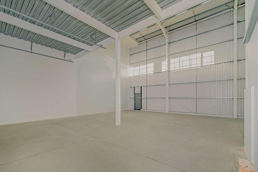 Property photo 3 of 12 8673981-Interior01-800