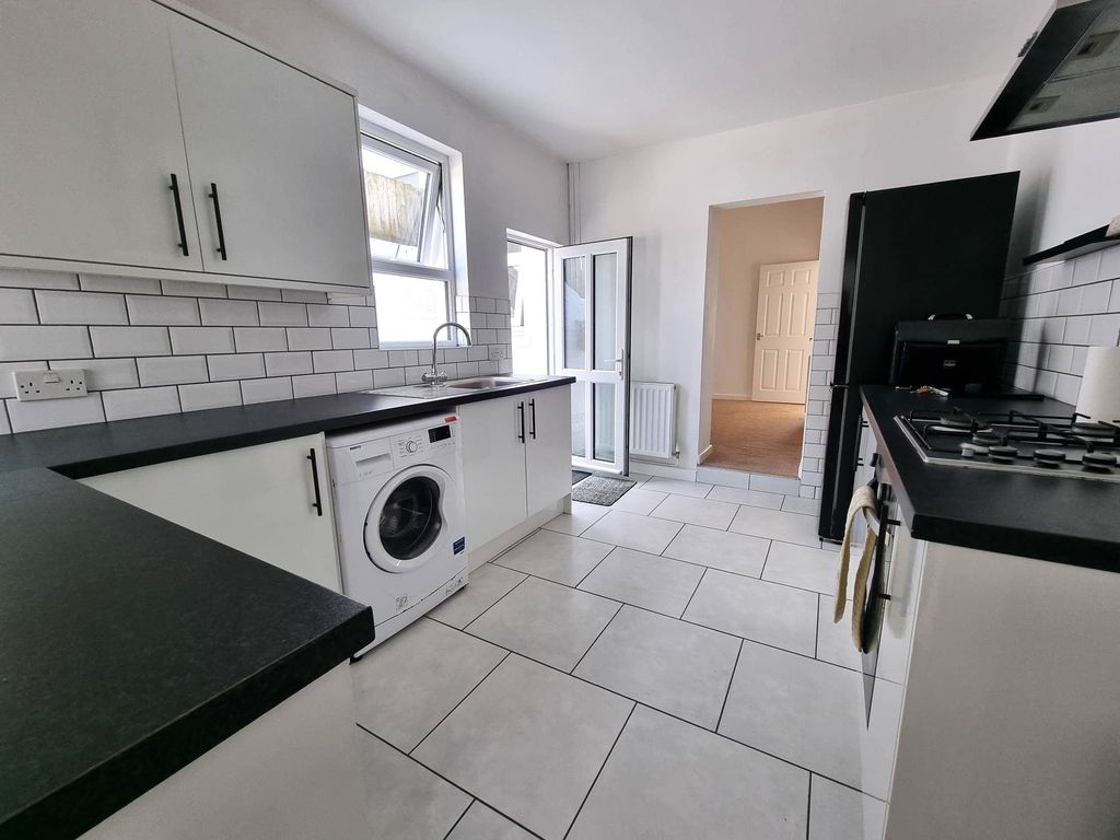 Property photo 3 of 20 Kitchen