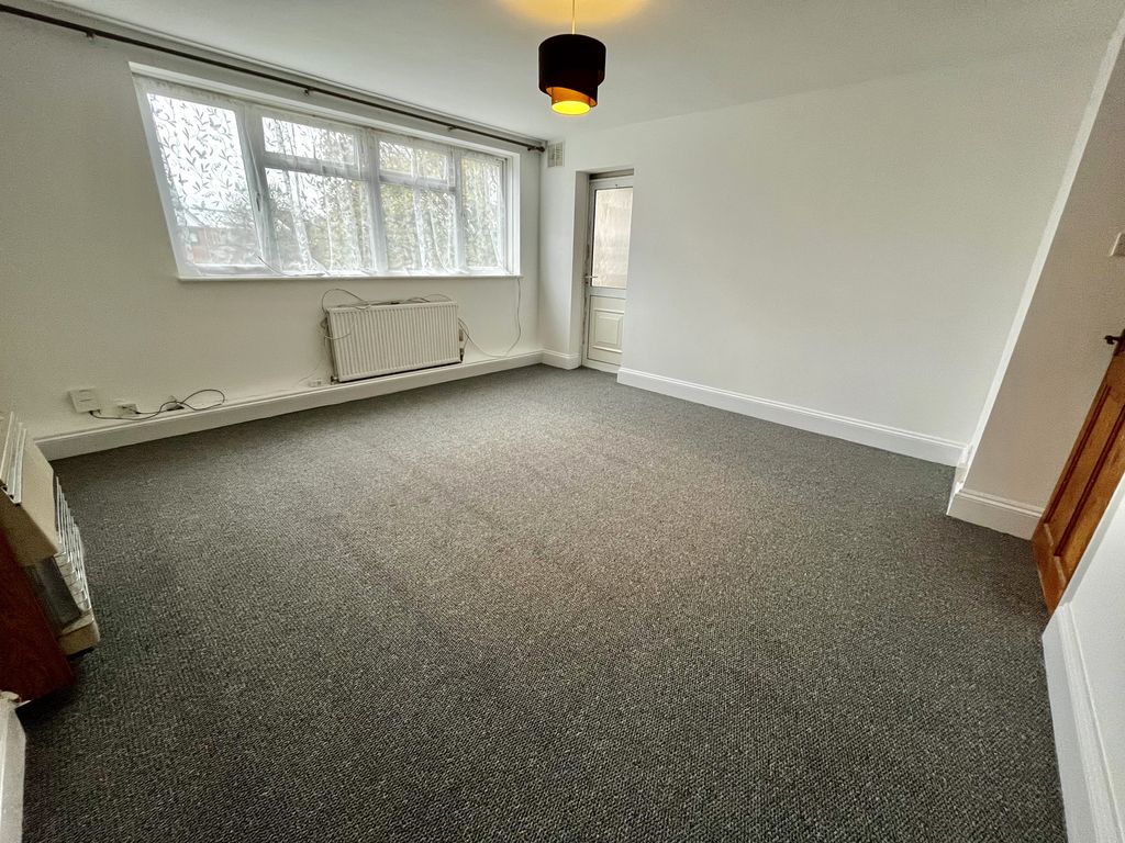 Property photo 3 of 10 Living Room