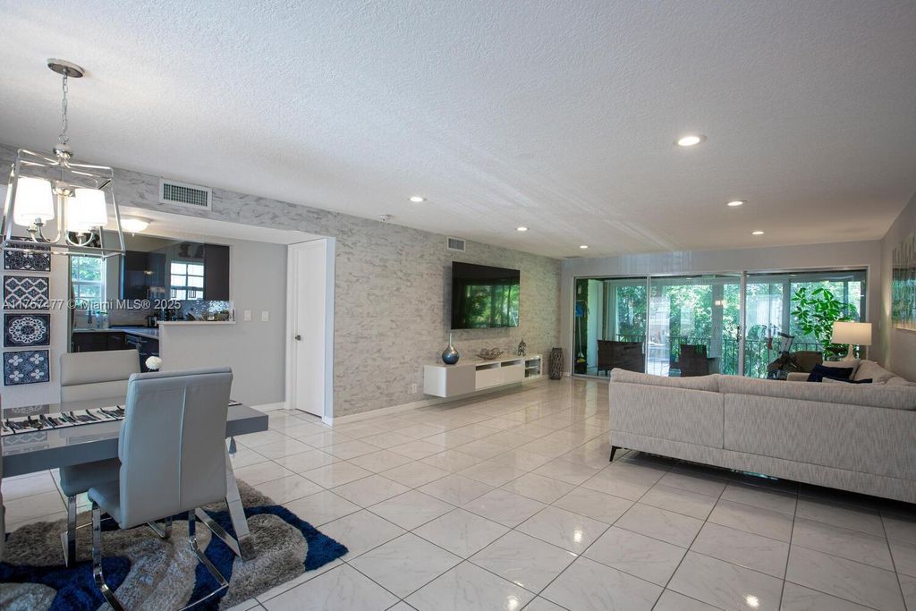 Property photo 3 of 17 <Alttext/>