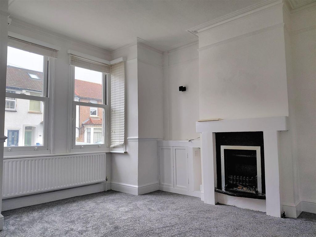 Property photo 3 of 13 Lounge