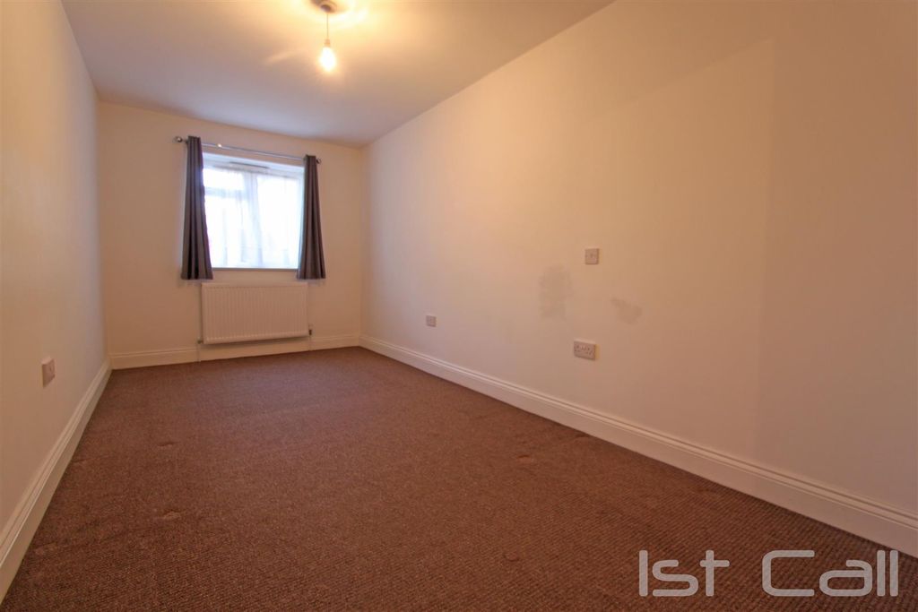 Property photo 1 of 8 Bedroom.Jpg