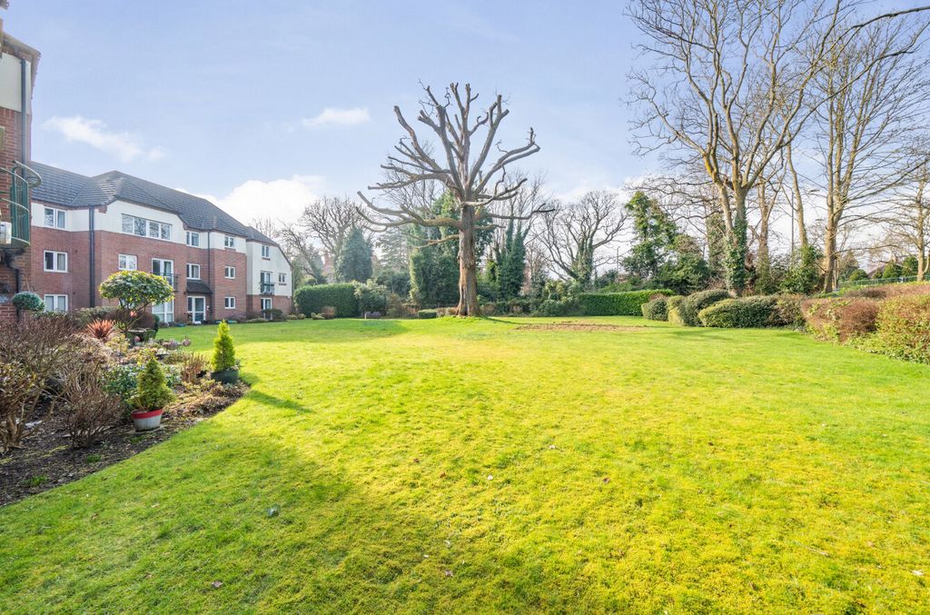 Property photo 2 of 18 Communal Gardens