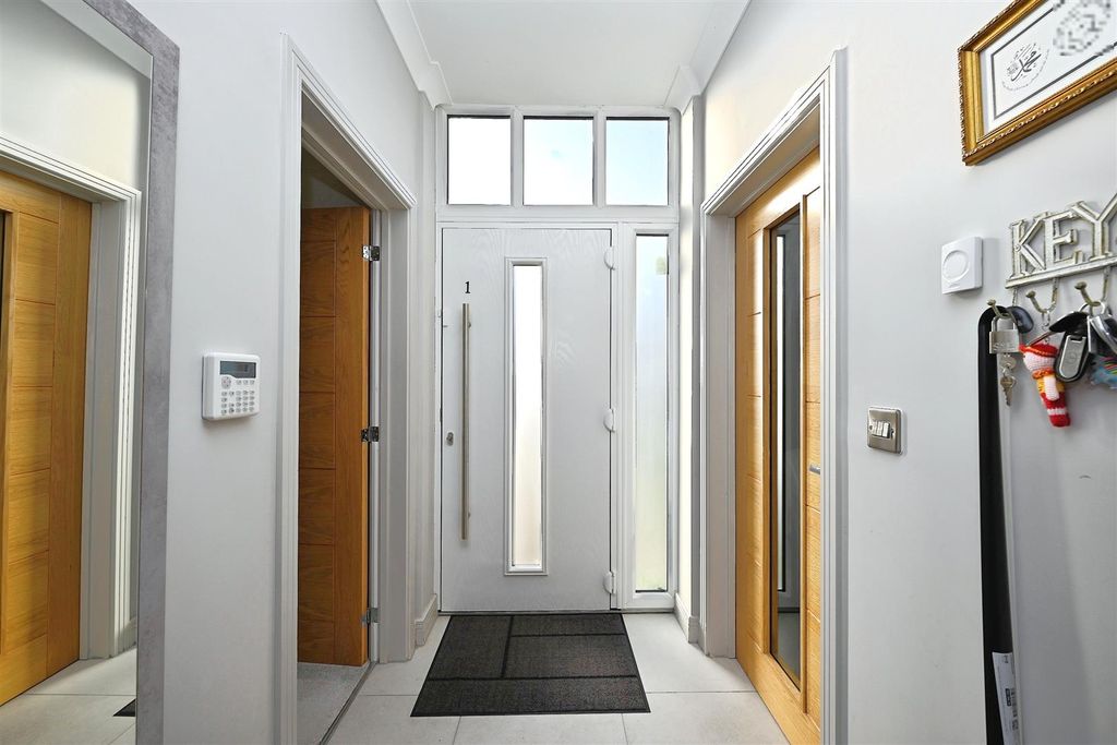 Property photo 3 of 28 Entrance Hall