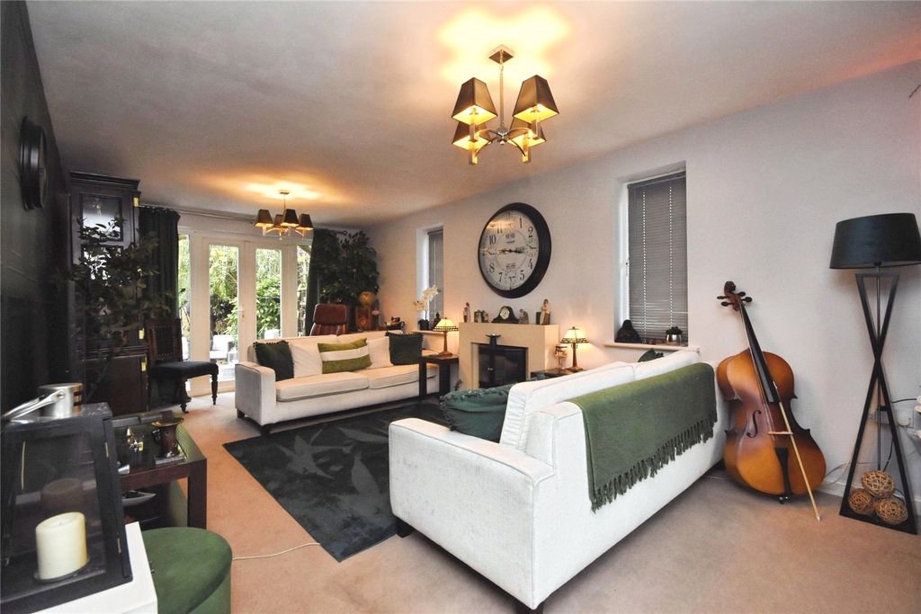 Property photo 3 of 20 Lounge