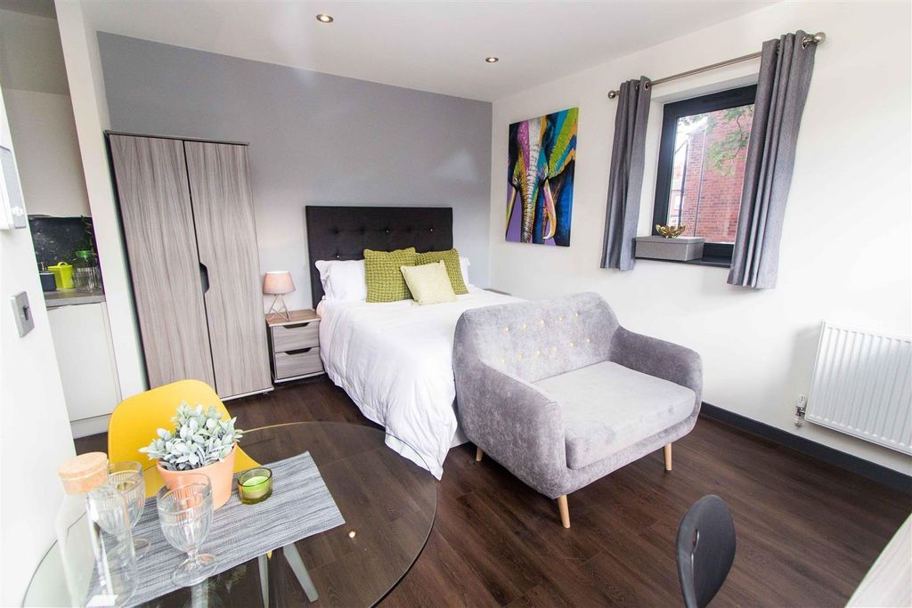 Property photo 1 of 5 Bright Modern Bedroom With Stylish Seating Area...