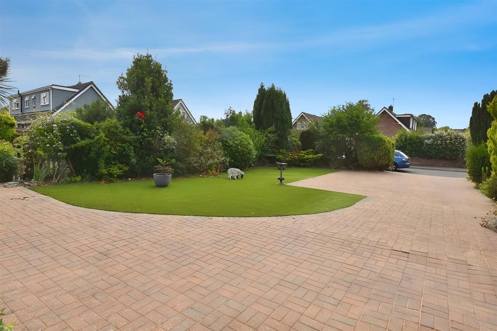 Property photo 2 of 13 1E5E7051-MC 20Driveway.Jpg