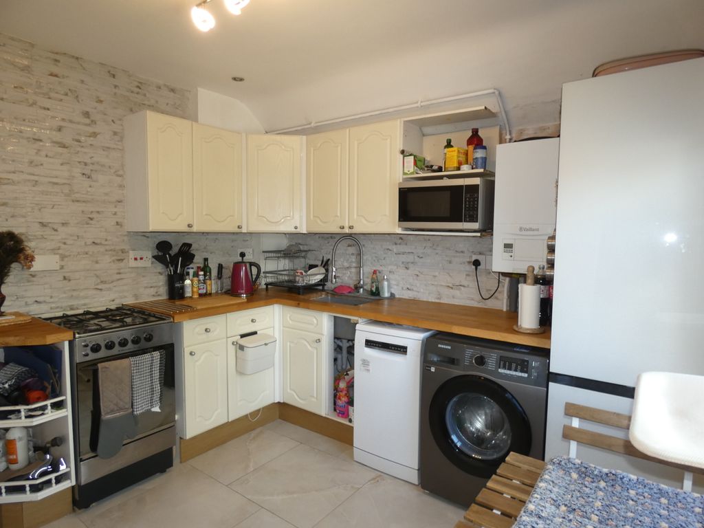Property photo 3 of 12 Kitchen
