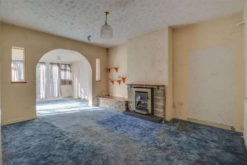 Property photo 3 of 13 28 Leasway Inside-5.Jpg