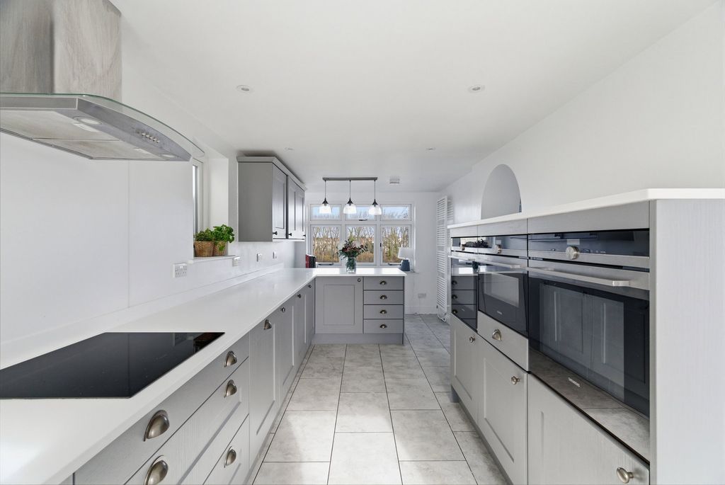 Property photo 3 of 24