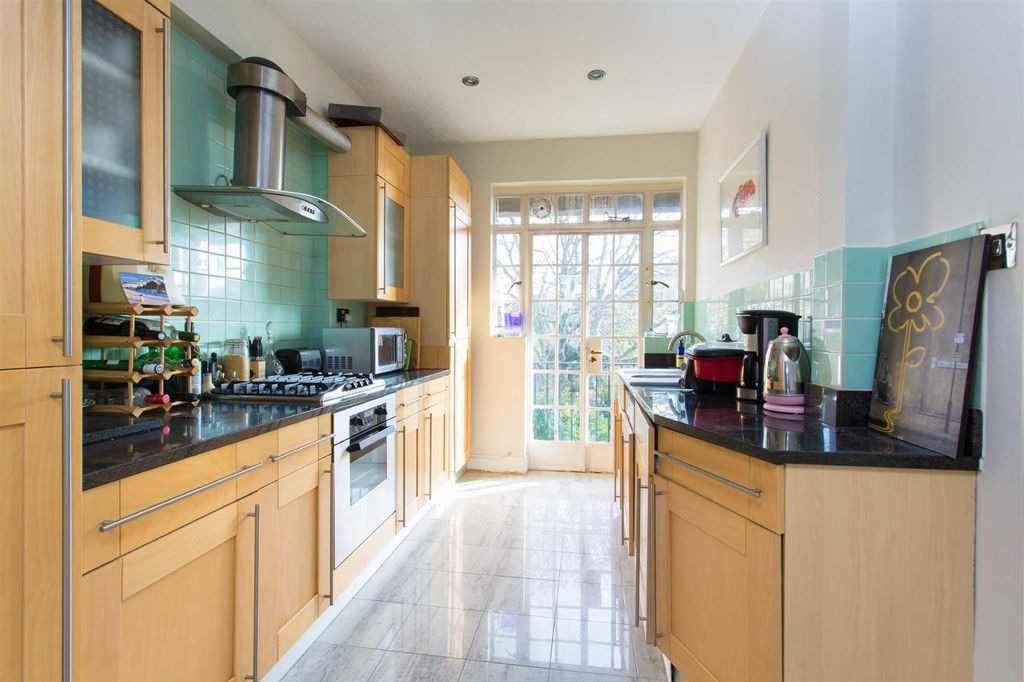 Property photo 3 of 6 Kitchen