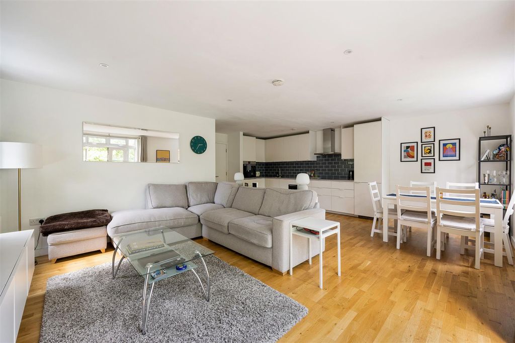Property photo 2 of 27 Drayton Park, N1