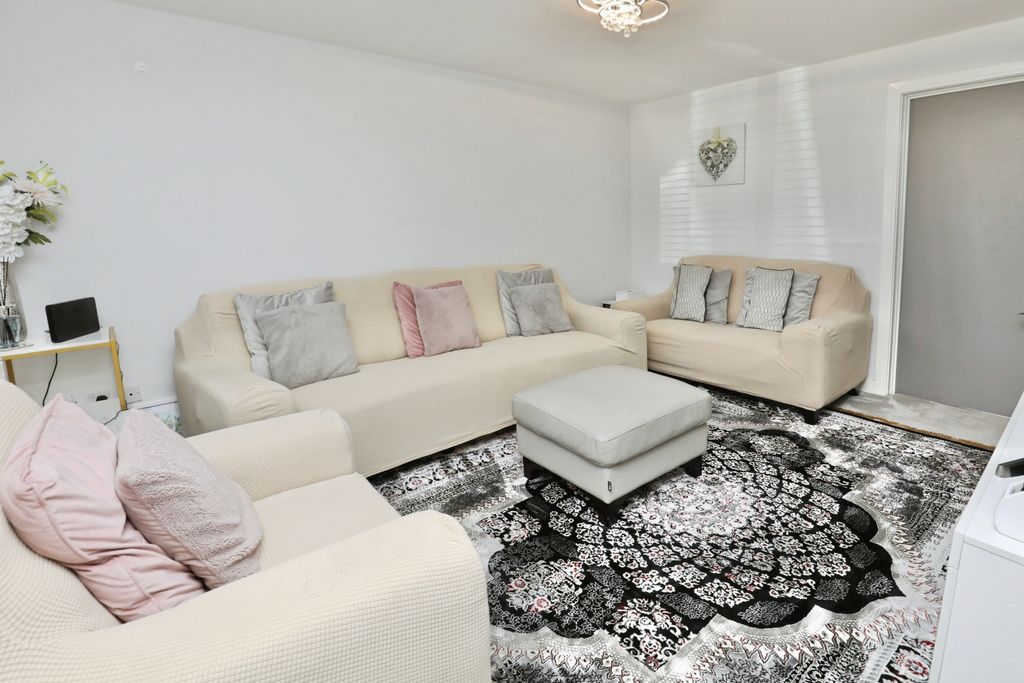 Property photo 2 of 15 Lounge