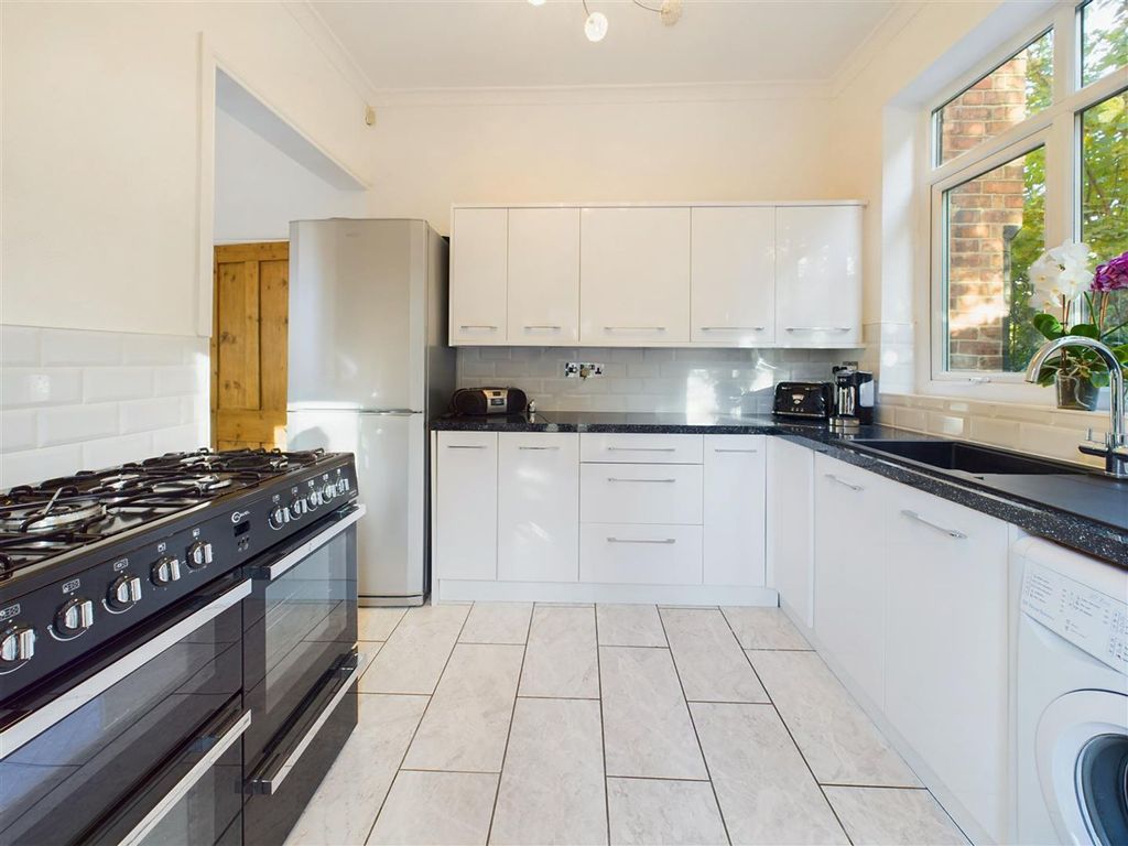 Property photo 3 of 25 Kitchen