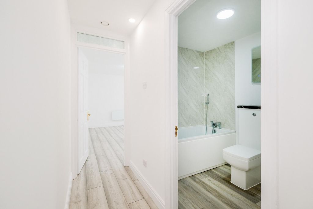 Property photo 3 of 23 Bathroom