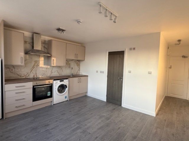 Property photo 2 of 4 4 3 Eastcote