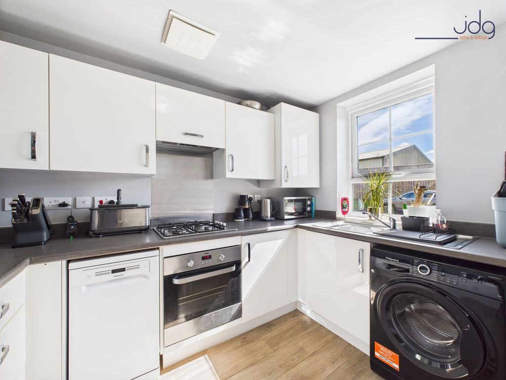 Property photo 3 of 11 Kitchen