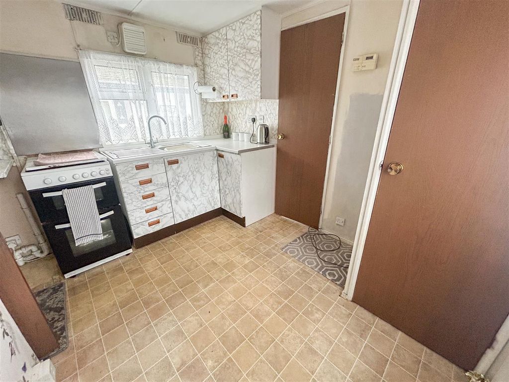 Property photo 3 of 7 Kitchen