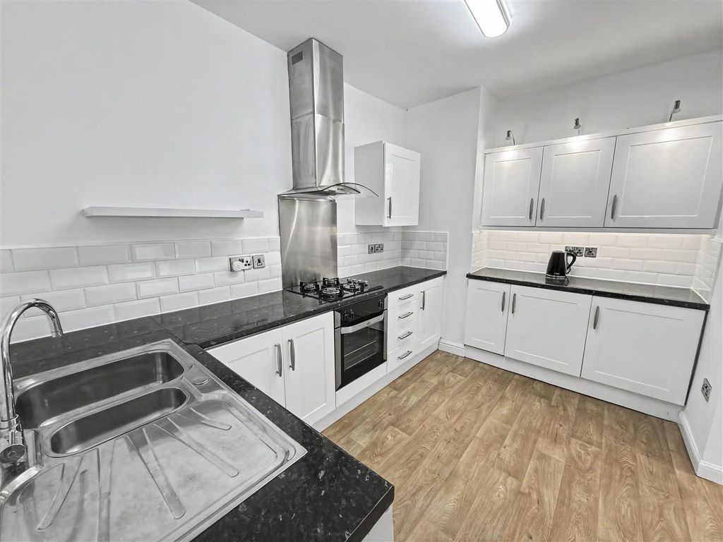 Property photo 3 of 11 Kitchen