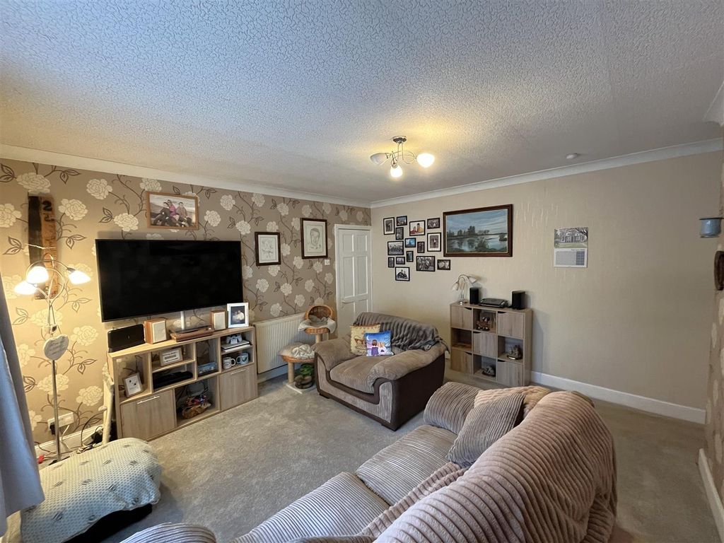 Property photo 3 of 16 Lounge