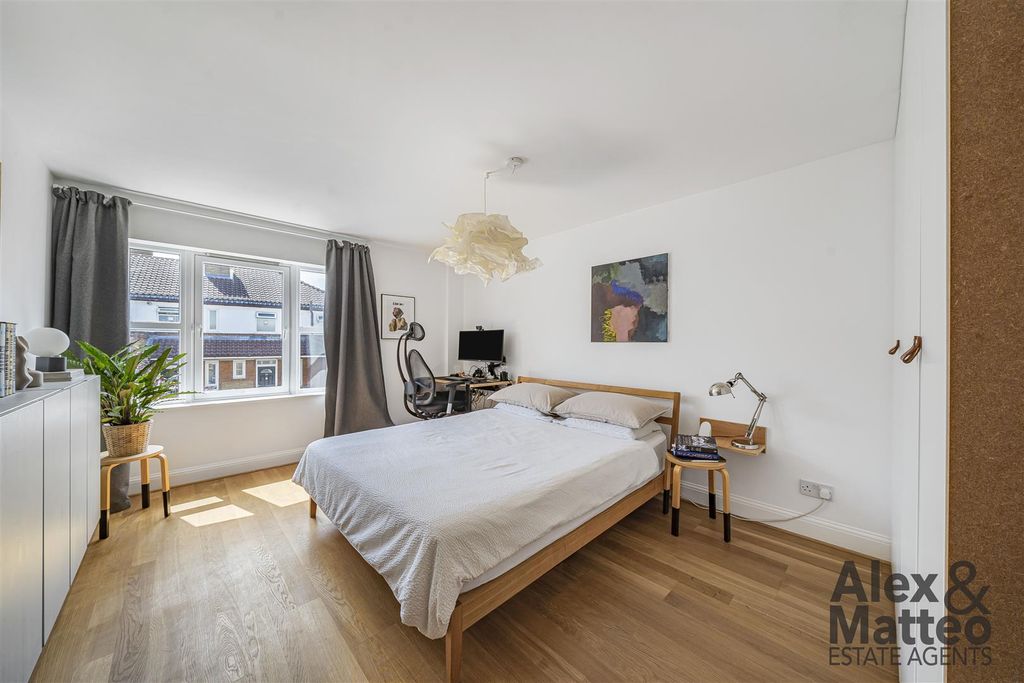 Property photo 3 of 33 King And Queen Wharf