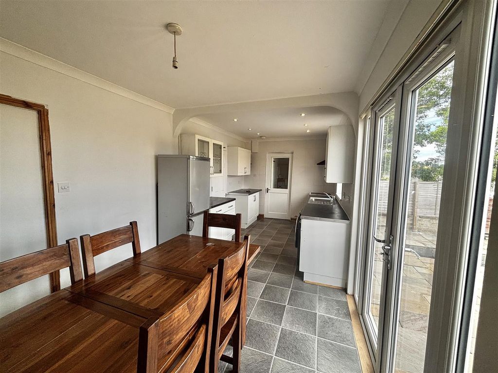 Property photo 2 of 6 Kitchen
