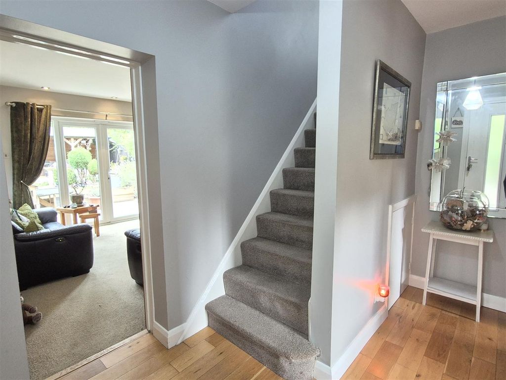 Property photo 3 of 29 Entrance Hall