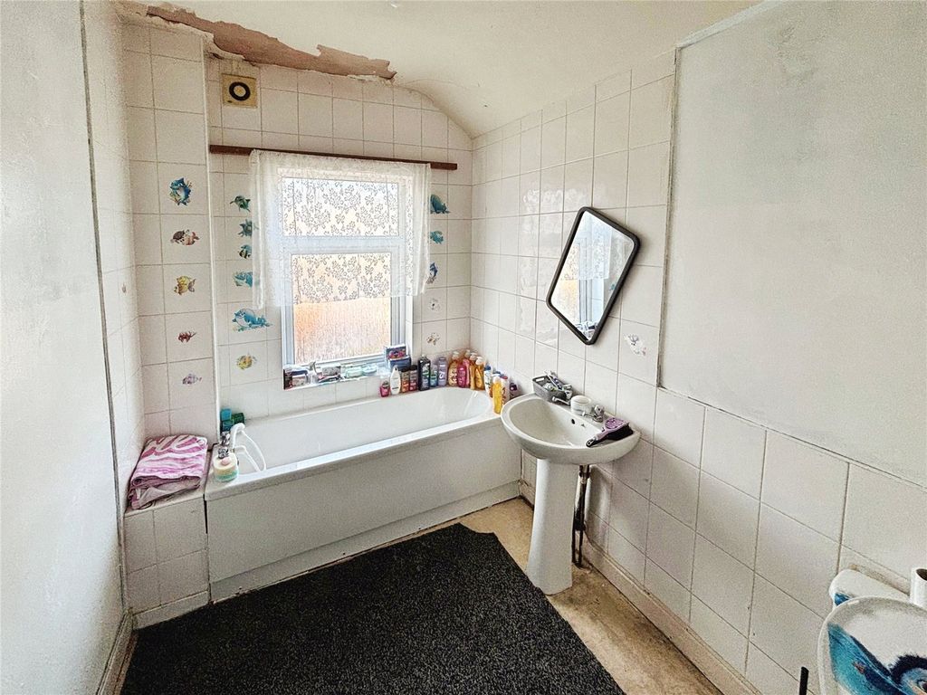 Property photo 3 of 8 Bathroom/Wc