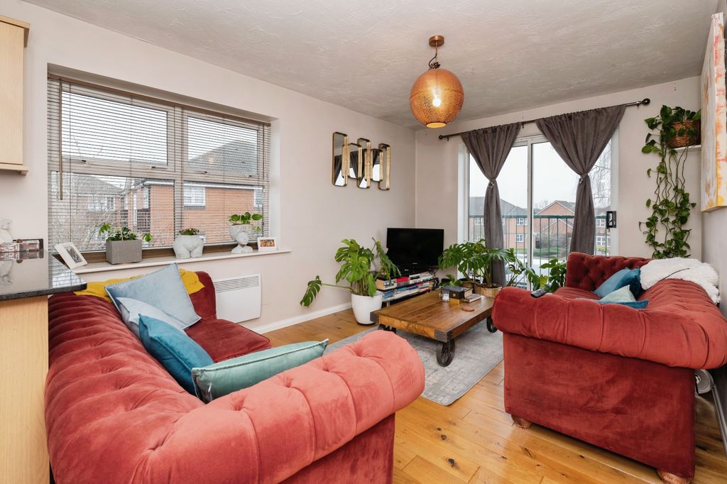 Property photo 2 of 10 84Dudleyclosechaffordhundredgraysrm166Pg8