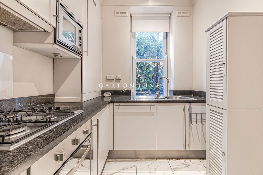 Property photo 3 of 12 Kitchen