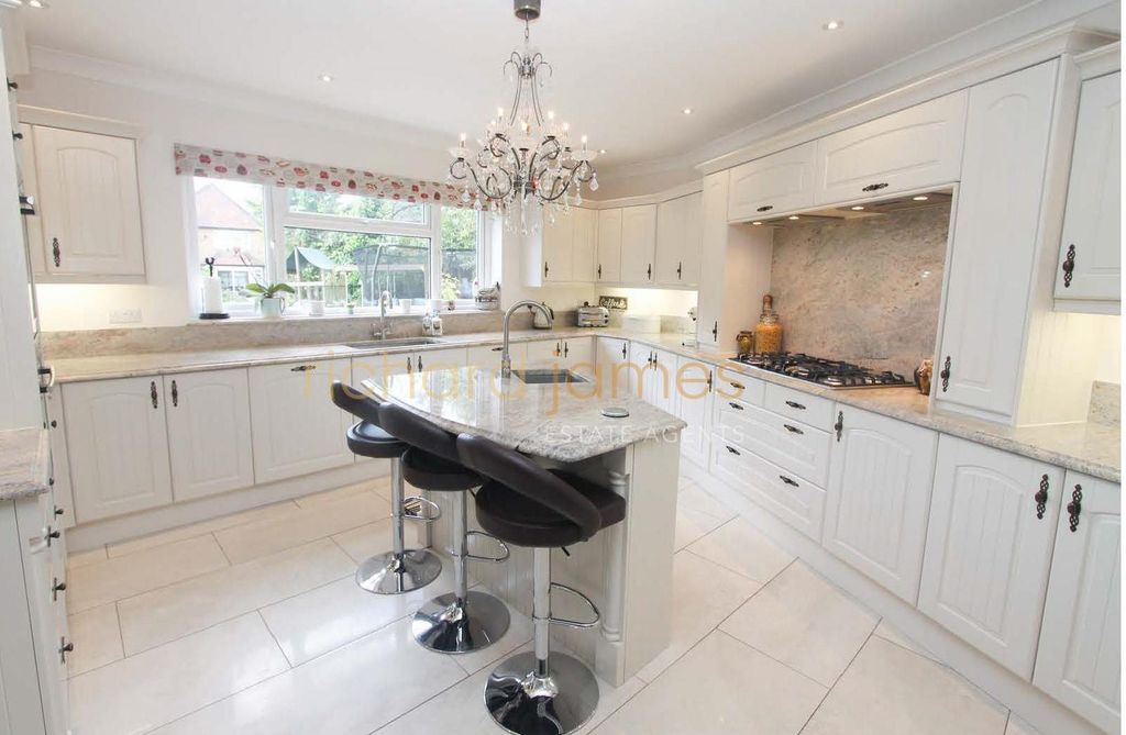 Property photo 2 of 19 22 Oakleigh Gardens 2015 Kitchen.Jpg