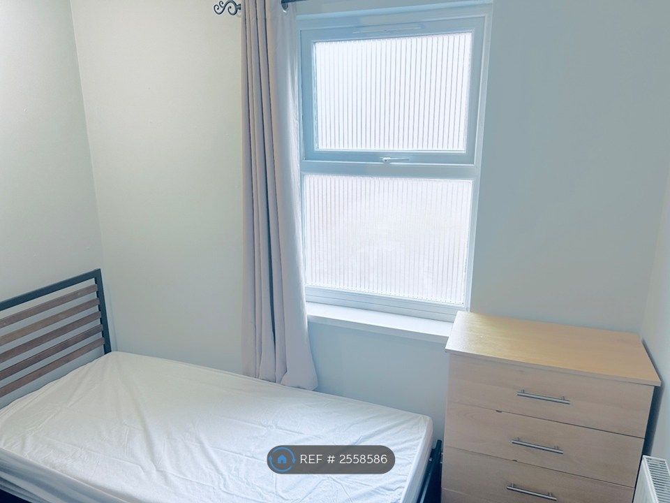 Property photo 3 of 8 Single Room With Shared Bathroom