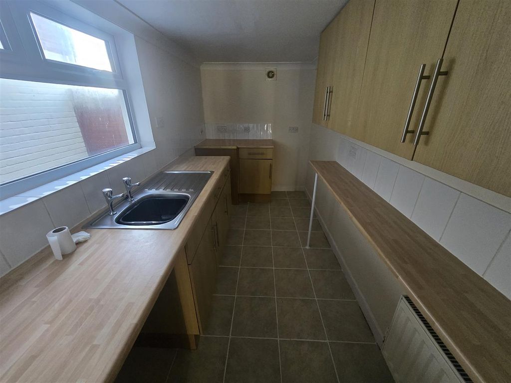 Property photo 3 of 7 Kitchen